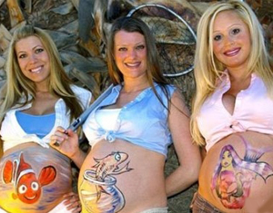 英艺术家孕妇肚皮上涂鸦 成准妈